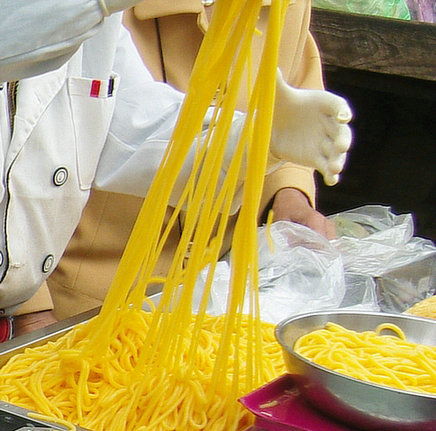 【酸漿米線機(jī)餌絲機(jī)圖片,馇條機(jī)酸湯子面機(jī)廠家技術(shù)指導(dǎo)】- 